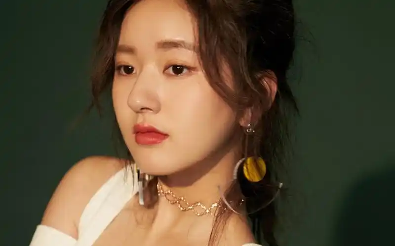 甜美女星赵露思清纯俏皮桌面壁纸图片