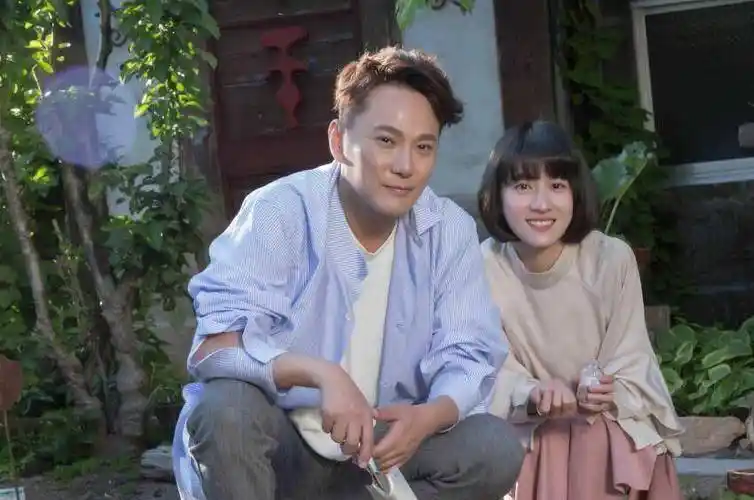 近日54岁的张信哲一组近照曝光曾经的情歌王子如今也老了