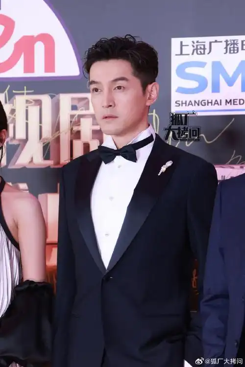 胡歌西装领结造型##电视剧品质盛典