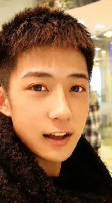 展开全部 14岁应该还是学生,所以烫发染发就别想了,介绍两款发型乙