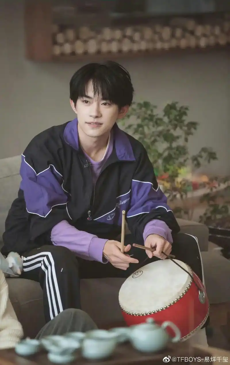 易烊千玺即将上映三部电影《小小的我》《三个字》《狂野时代》期