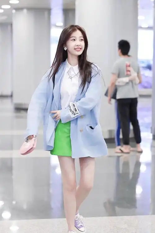 原创虞书欣真有"仙女"气质,西服外套搭配绿色短裤大秀美腿,美呆了