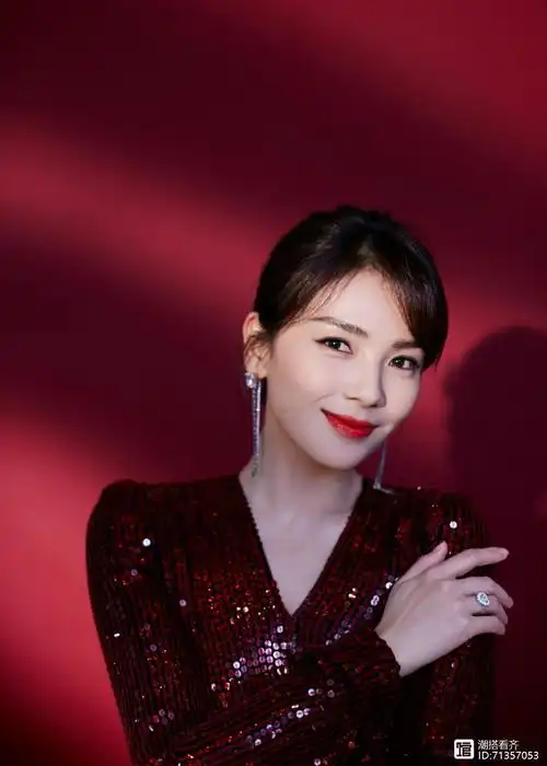 41岁刘涛终于找对风格!亮片西装配荷叶袖衬衣,气场十足的总裁风