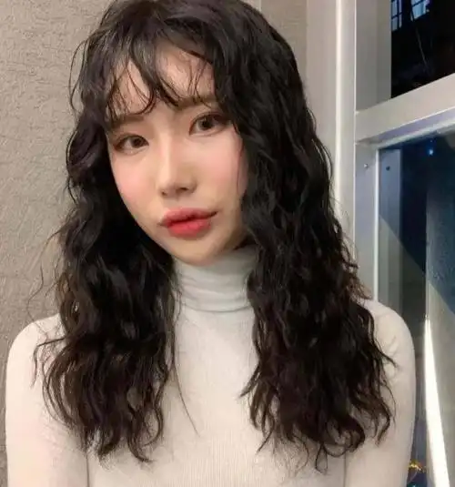 而且羊毛卷的发型,即使不用打理也很好看,显气质又