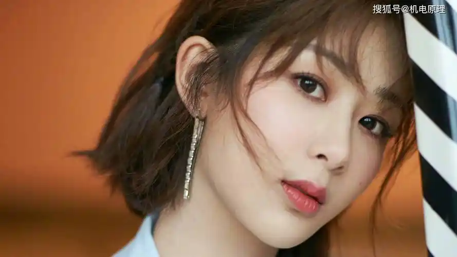 高清无水印美女明星杨紫桌面壁纸下载13张