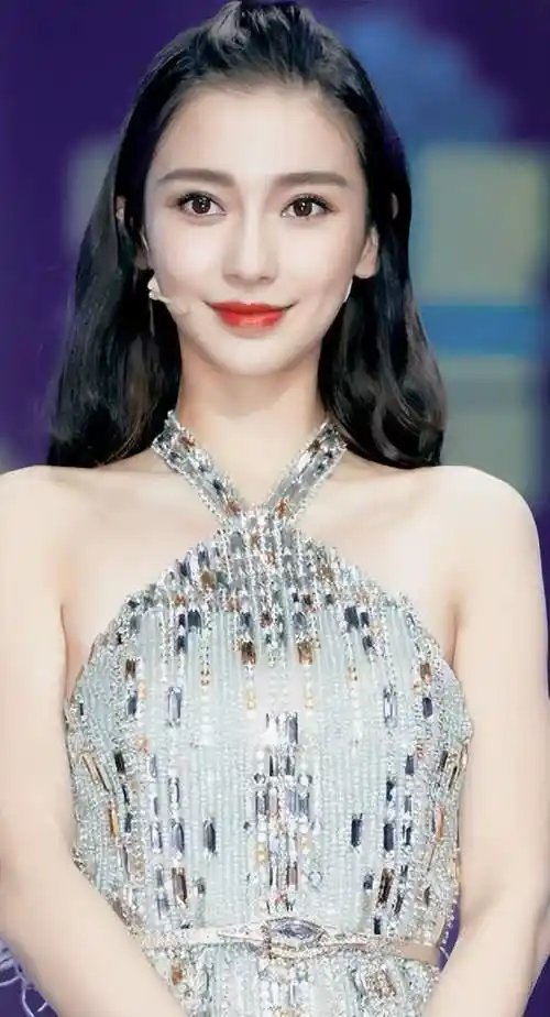 据此他们猜测:"杨颖发这张照片的目的,很可能是为了暗戳戳的回怼