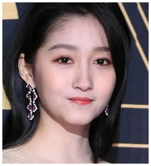 当红女星大头照,迪丽热巴脸上凹凸,最美的还是关晓彤!|迪丽热巴|关晓