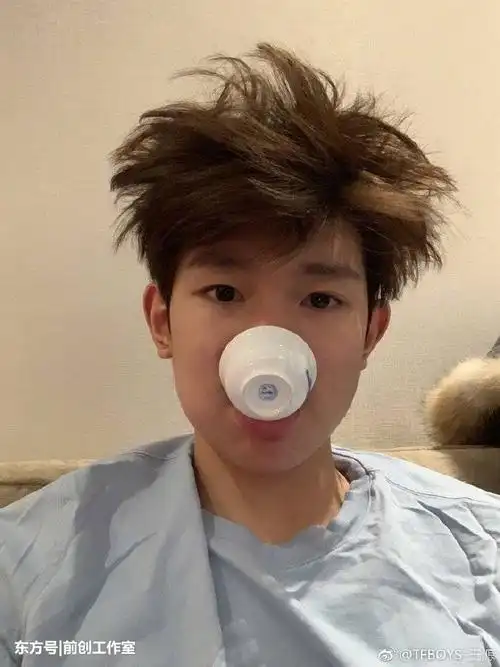 王源放飞自我晒鸡窝头素颜照,连魏大勋都看不下去了