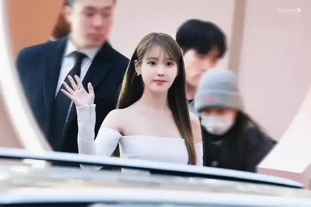 歌手iu再唱婚礼贺歌,新娘合唱后,iu表示收到惊喜|歌曲|李知恩_网易