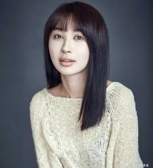 尽管李菲儿的身高只有166cm,不能算作高挑,但她的身材却被称为"黄金