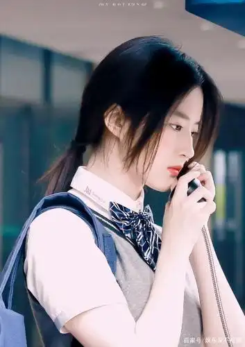 神仙姐姐刘亦菲清甜校园风穿搭完美诠释少女的清纯唯美