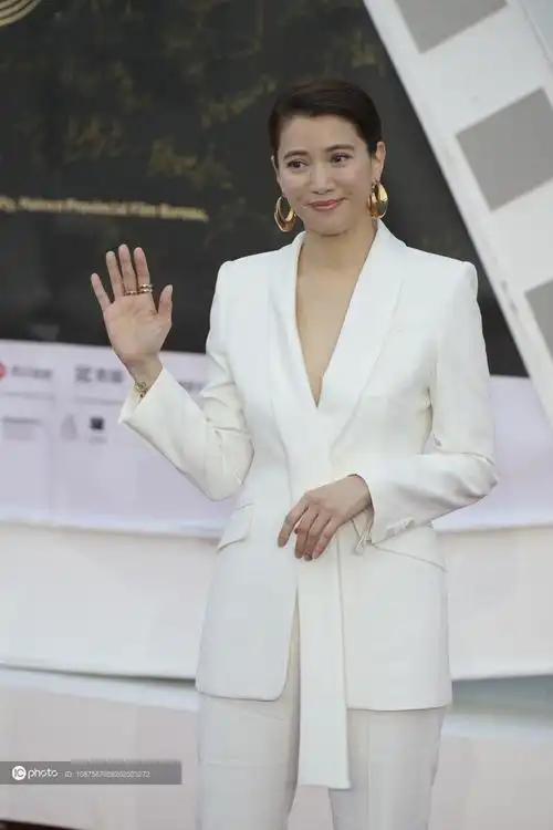 独家:第三届海南岛国际电影节开幕红毯 "靓靓"袁咏仪白色西装气质超足