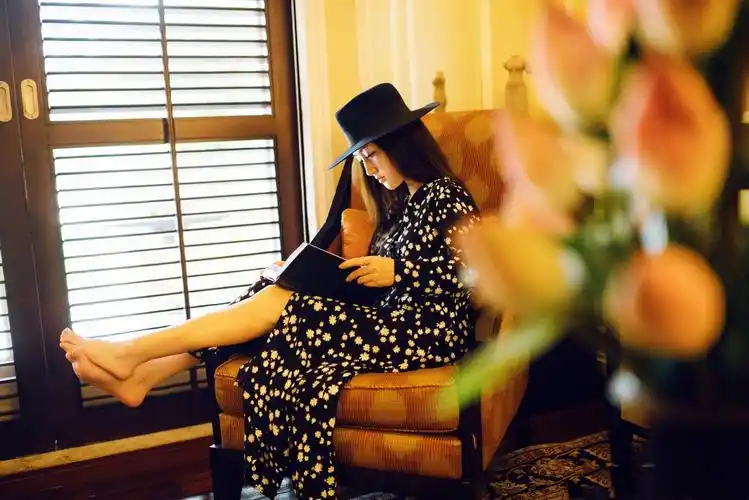 杨钰莹穿挖肩针织衫秀小蛮腰太惊艳裤子反穿露裤兜更时髦