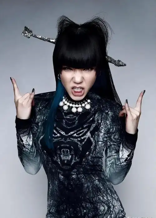 尽管吴莫愁和张碧晨都是通过参加《好声音》这一节目出道,但吴莫愁比