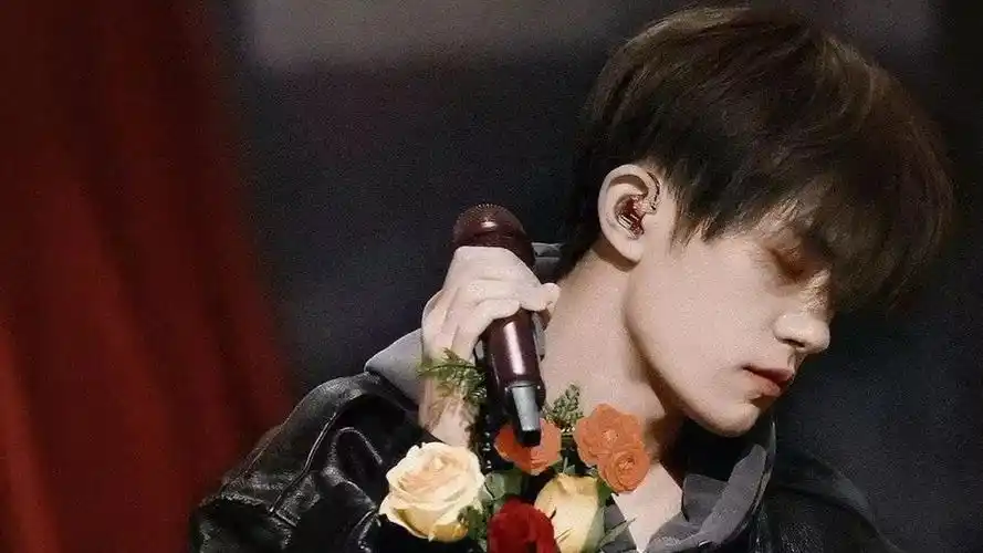 易烊千玺三个超绝立麦舞台,立麦永远的神_腾讯视频