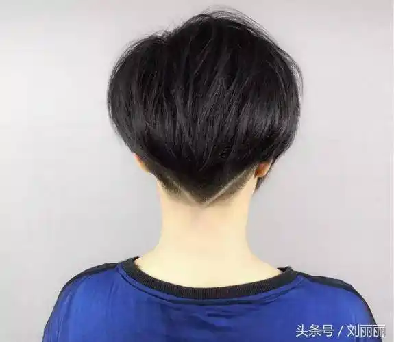 2018短发流行"铲发脚",干净利落很轻松,让你走路都带风