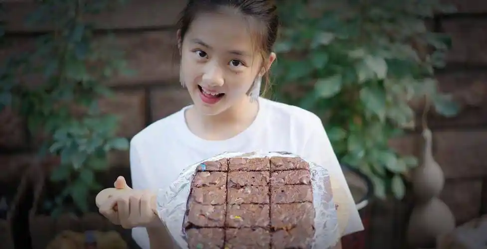 黄磊大女儿多多深夜晒旧照