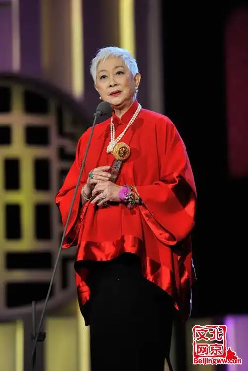 p>卢燕(lisa lu),1927年1月19日出生于北京市,美籍华裔女演员.