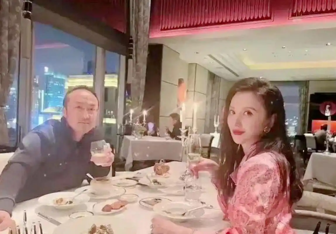 张萌与豪门老公合影!