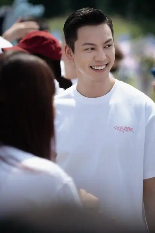 陈伟霆金丝眼镜 霸总舒适圈##赵露思陈伟霆同框路透