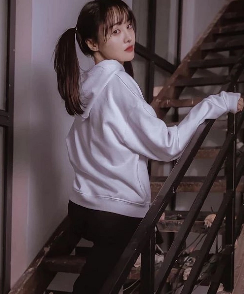 昔日"楚雨荨"终于回归,台阶拍照狂秀萝莉风,劈叉动作超a_郑爽