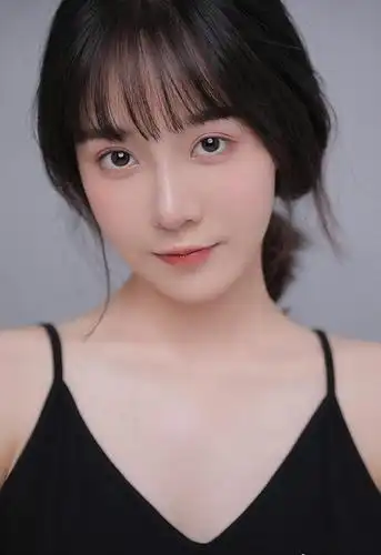 穿衣有讲究,黑色吊带装更显少女肌肤的白净细嫩