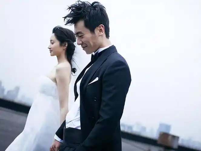 朱亚文沈佳妮庆祝结婚十周年晒在民政局领证照片恩爱如初