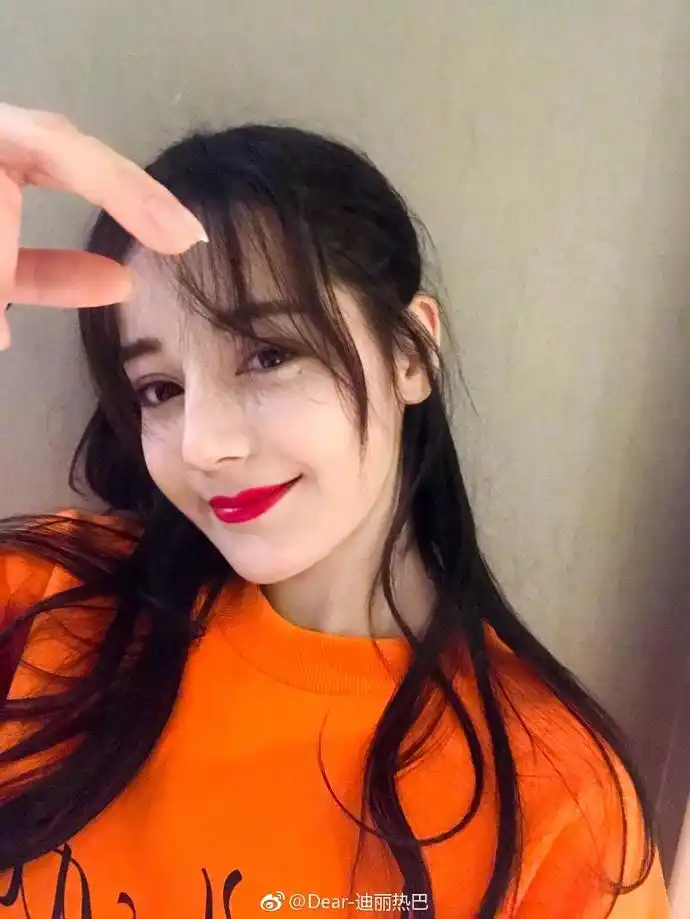 组图:迪丽热巴自拍又嘟嘴卖萌 自称世界第一小可爱