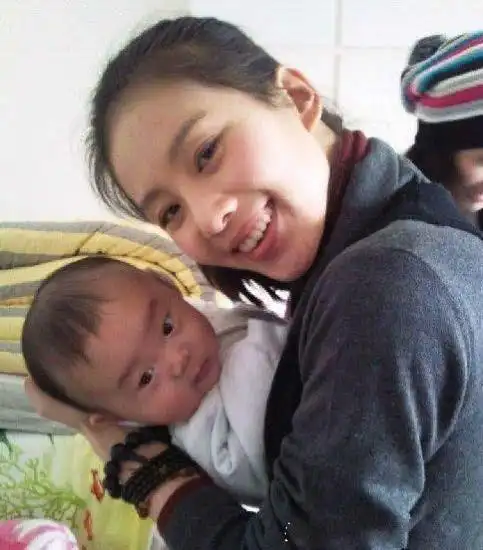 原创刘诗诗产后首次晒娃,初为人母抱娃姿势温柔娴熟超级有爱!