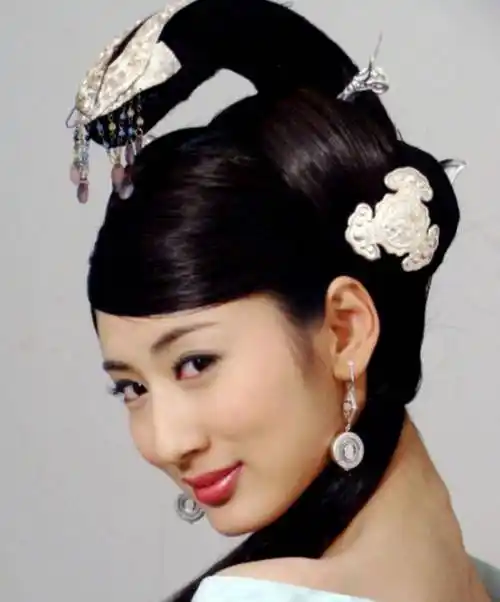 她凭美貌和演技出圈,事业当红时隐退,追求简单生活让人遗憾_郭珍霓