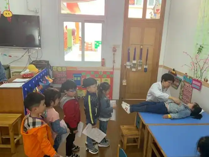 幼儿健康成长,今天妇幼保健医院的医生们来为全园幼儿进行了健康体检