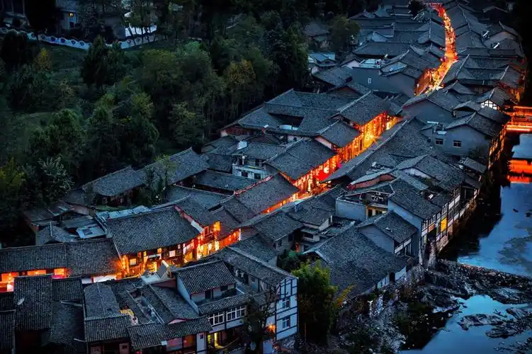 可你知道夜幕下的青木川古镇白天的青