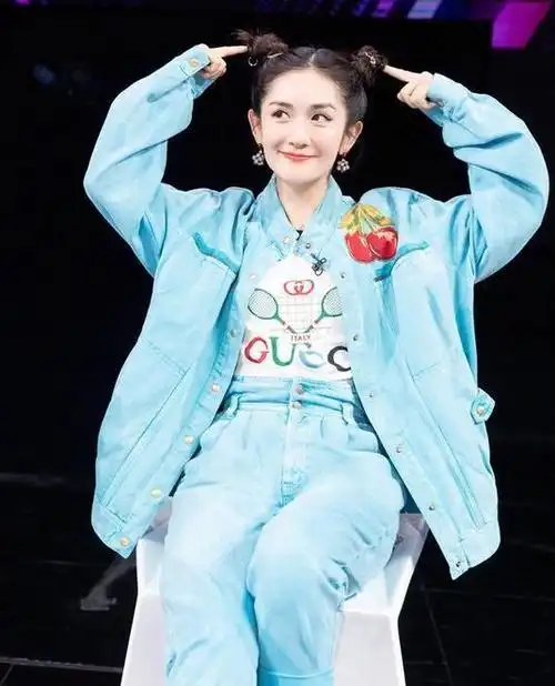 谢娜也太嫩了一件黄色卫衣太青春一点不像39岁的样子