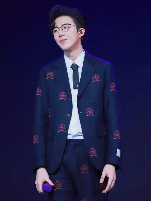 189cm刘宇宁穿印花黑色西装满屏的大长腿