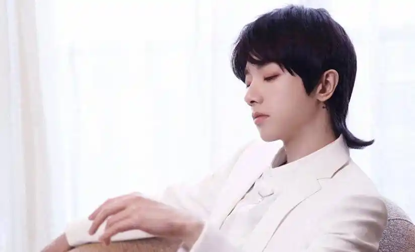 华晨宇短发白西装,王悦伊也剪短发穿一身白,两人手机壳都是同款_照片