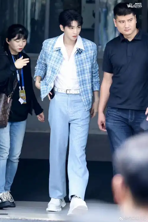 王俊凯蓝白格外套##王俊凯hi6路透图