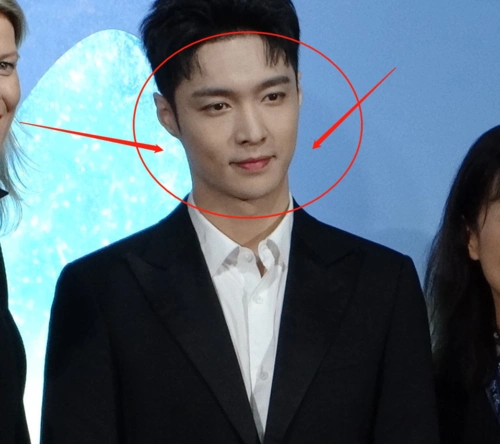 张艺兴出席活动被拍生图即精修既视感连女孩子都要酸了