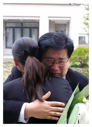 曹可凡近照,梳二分头胖圆脸笑容可掬,妻子是圈外人,儿子也很胖__财经