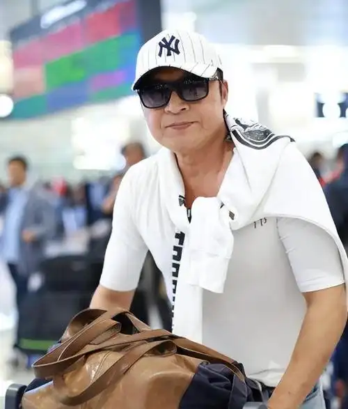 马景涛为微商站台捞金,嘴歪脸颊肿胀,头发也掉光了,娶年轻妻子