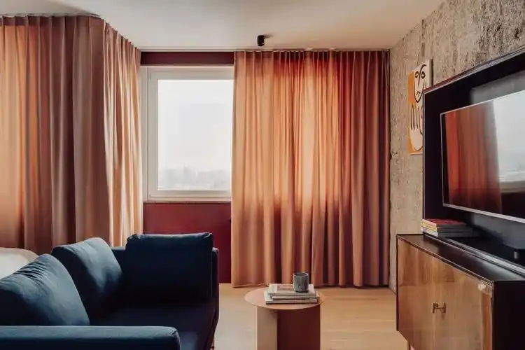 暖色调装修效果图客厅(暖色系装修风格如何搭配颜色)