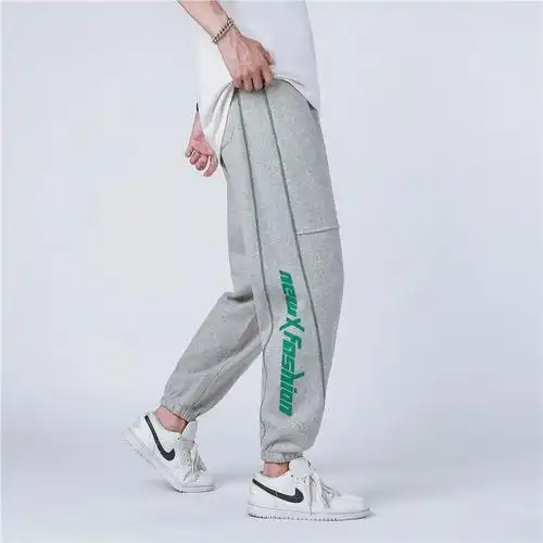 灰色裤子搭配字母印花,时尚感十足. - 抖音