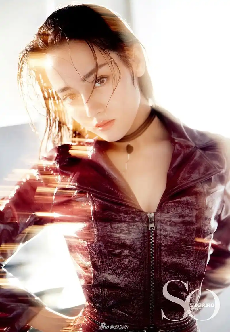 迪丽热巴封面大片出炉 身姿婀娜分外撩人