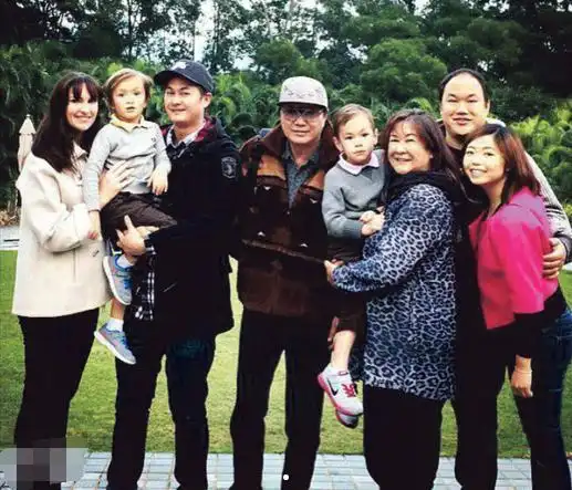 68岁谭咏麟与70岁许冠杰对比,差距真大,网友:在他面前都是小弟