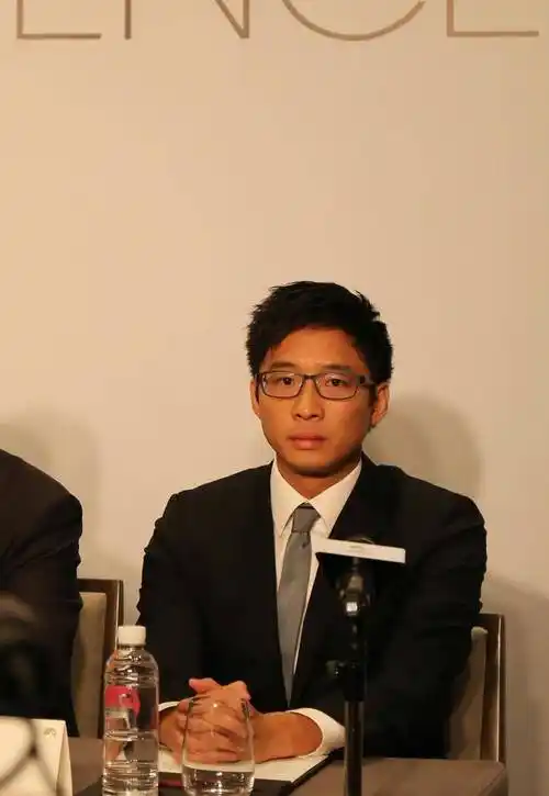 上有长兄霍启刚倍受家族喜爱,自小接受众人关注;下有小弟霍启仁因为