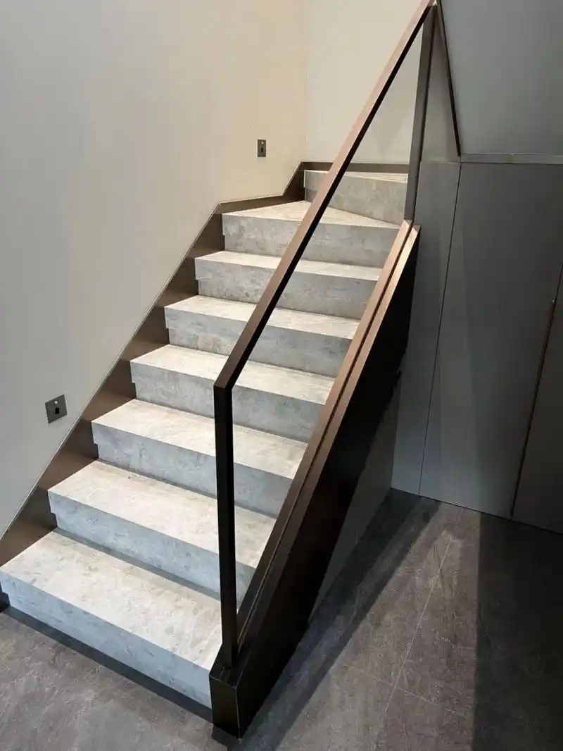 高级的不锈钢玻璃扶手.#家居装修# #我在百度学装修