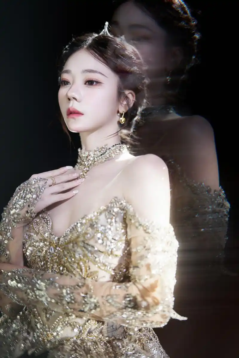 张紫宁国剧盛典红毯造型,一套黑金礼服清冷高贵,优雅神秘,非常的有