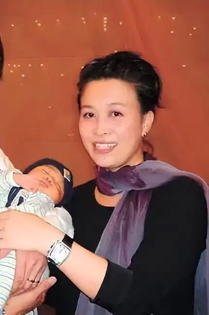 回顾"好男人"孟桐:39岁娶未婚生子的那英,用爱治愈继子半生