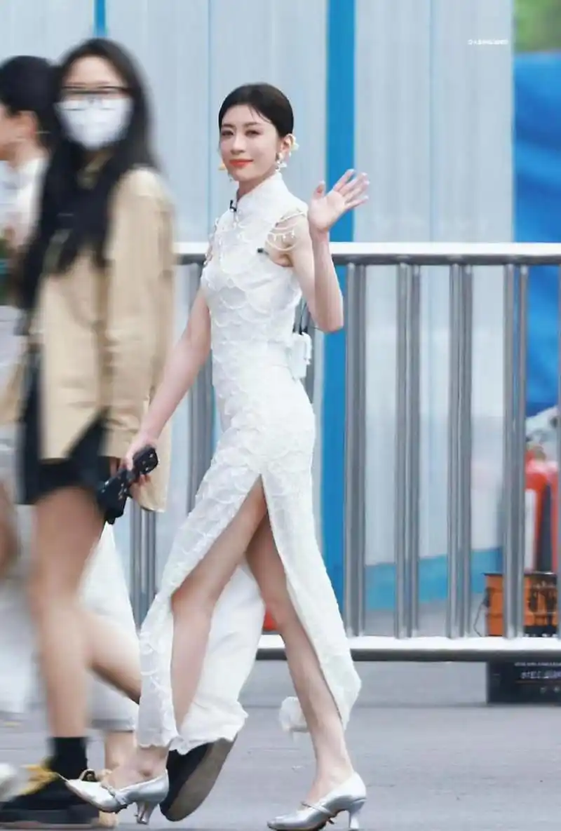 贾静雯穿旗袍,感觉穿旗袍的女人都有一种特别的韵味,年纪大可以说是