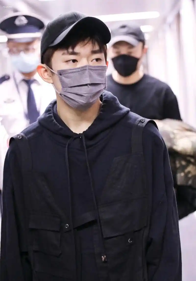 易烊千玺all black搭配现身机场,卫衣外搭工装马甲,酷崽出街