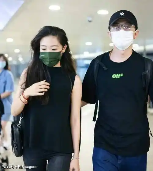 曝黄轩深夜牵手女友外出,女方穿深v露美背,两人互相搂抱显亲密_事情